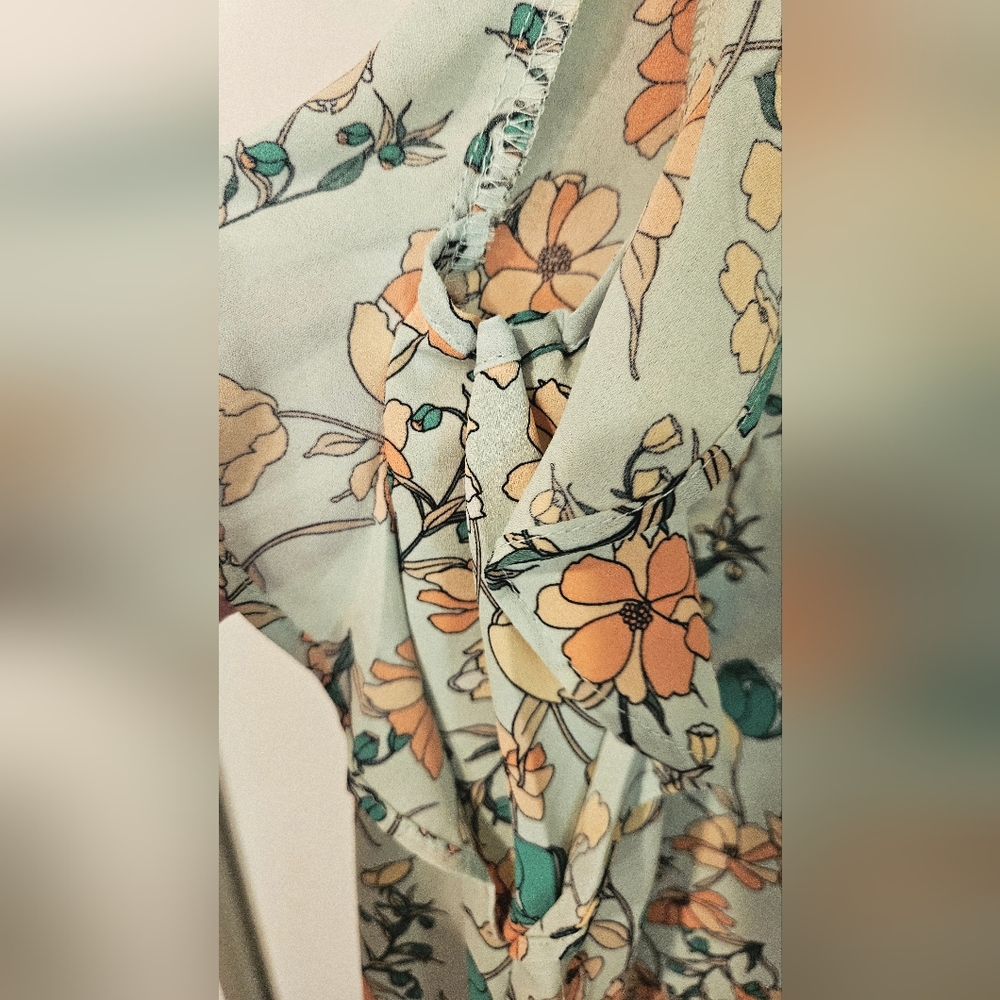 NWOT Liz Claiborne Pale Green Floral Cap Sleeve Blouse - Picture 5 of 8
